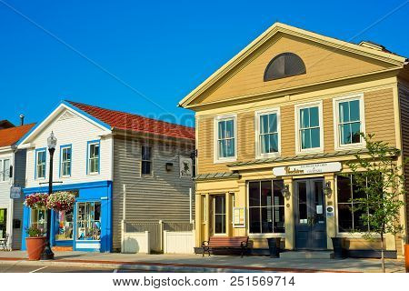 Hudson, Oh - July 28, 2018: An Old-fashioned Storefront And Restaurant Form Two Of The Attractions I