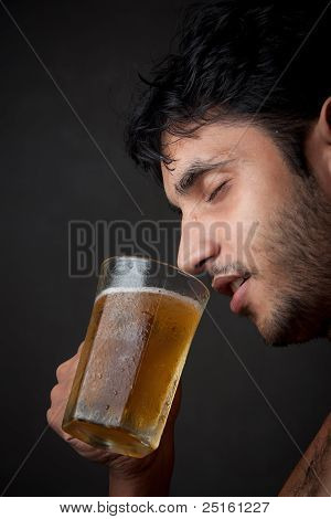 Indický muž pít pivo z půllitr