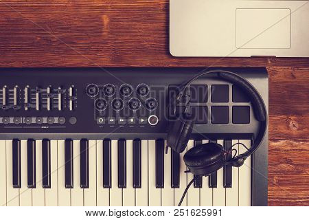 Top View Portable Travel Music Production Set Midi Mixer Control Piano Keyboard Tablet Retina Laptop