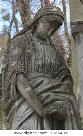 Estatua de la mujer en la tumba