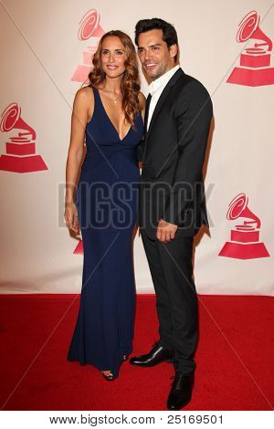 LOS ANGELES - NOV 9: Angelica Castro; Cristian de la Fuente dorazí na nahrávání Aca Latinské 2011