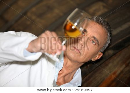Şarap tadımı adam