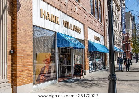 Montgomery, Alabama/usa-january 20, 2018: A Couple Walks Down The Sidewalk On Commerce Street Near T