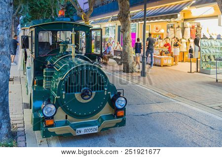 Igea Marina, Italie, Europe-30/07 / 2018.locomotive Of A Small Tourist Train In The Streets Of Igea 