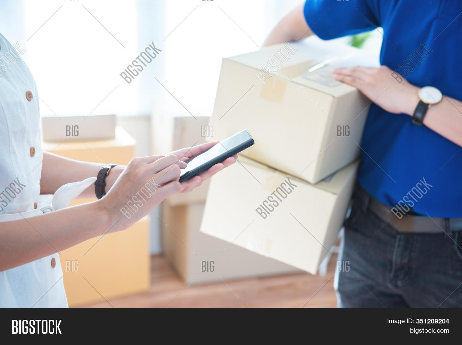 Delivery recipient. Доставщик с коробкой в руках. Дает коробку из окна. Голубые доставщики еды. Delivery recipient.