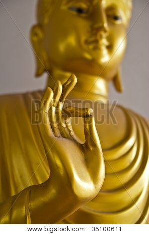 Buddha kultainen patsas lähikuvassa
