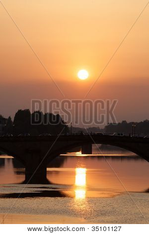 Sunset Arno-joen rannalla Firenze, Euroopan