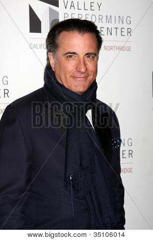 LOS ANGELES - 29 de JAN: Andrew Garcia llega a la Gala de inauguración de Valle Performing Arts Center en Cal