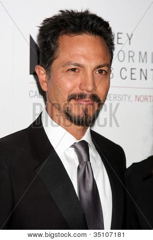 LOS ANGELES - 29 de JAN: Benjamin Bratt chega na Gala de abertura da Vale Performing Arts Center em C