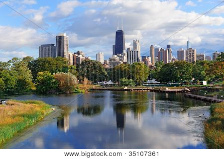 Chicago skyline met wolkenkrabbers gezien vanuit Lincoln Park over meer.