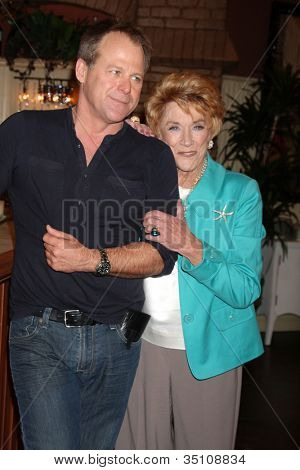 LOS ANGELES - MAR 24: Kin Shriner, Jeanne Cooper på den unga & rastlösa 38: e årsdagen på Set Pr