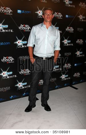 LOS ANGELES - 15 AUG: Trevor Donovan aankomt op de 2010 doorbraak van het jaar Awards op Pacifi