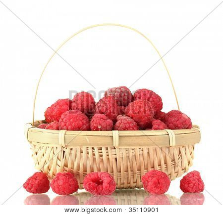 ราสเบอร์รี่ในตะกร้าแยกต่างหากบนพื้นสีขาว