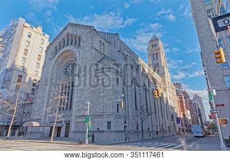 New York, Usa - January 15, 2018: Temple Emanu-el Front Facade On 5th Avenue On Upper East Side View