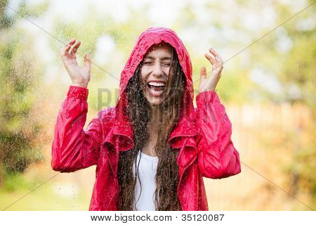 Mulher em capa de chuva com chuva