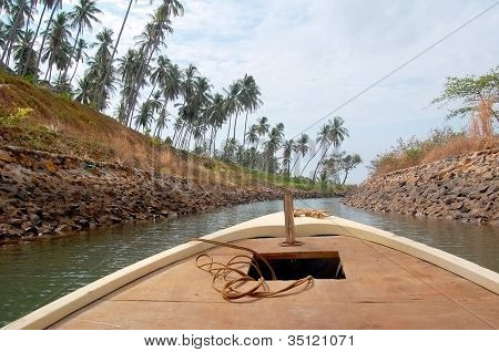 Barco se movendo ao longo do Canal