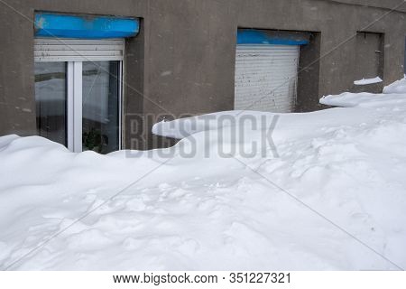 A Lot Of Snow Closed The Floor Of The House, Horizontal