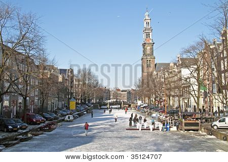 Inverno presso il Prinsengracht con la Westerkerk ad Amsterdam nei Paesi Bassi