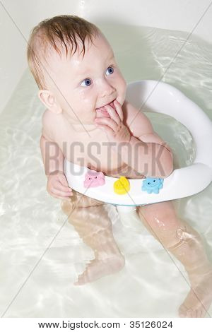 Baby Blue-eyed kąpiel w wannie