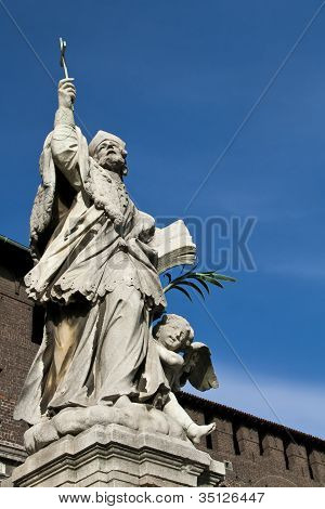 Stary statua w przedniej ściany zamku Castello Sforzesco
