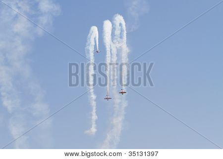 Iacarii Acrobati และแสดง Jurgis อากาศ Kairys