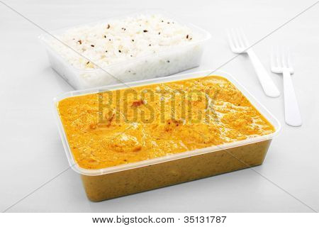 S sebou indické jídlo Chicken Bhoona Bhuna Curry rýže plastová nádoba