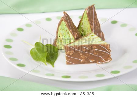 grünes Dreieck Stück Kuchen mit Schokolade auf einer Platte