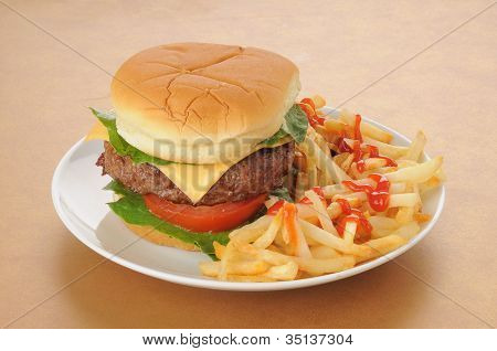 Cheesburger e patatine fritte