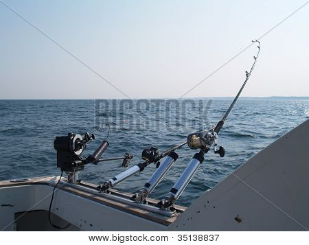 Drie hengels ingesteld voor trollen in Lake Michigan