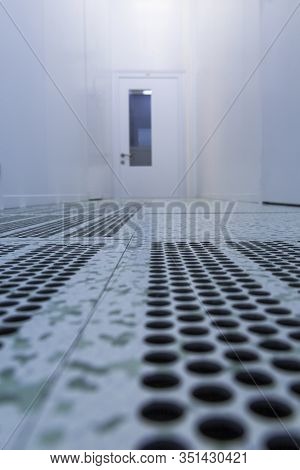 Inside White Sterile Cleanroom .hallway With Raised Floor And Door In Cleanroom For Pharmaceutical O