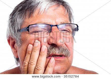 Uomo anziano con mal di denti