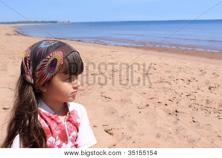 Bambina in spiaggia In P.e.i
