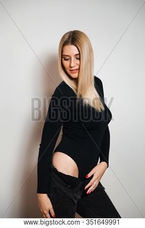 Beautiful Glamour Long Hair Woman Posing For Camera Photographer Wearing Plack Body With Jeans - Por