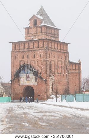 Pyatnitskie Gate (pyatnitskaya Tower) Of Kolomna Kremlin With Tourists In Winter In Kolomna, Moscow 