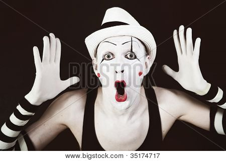 Mime ลิงลายถุงมือและหมวกสีขาว