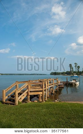 Stacji dokującej Lake Murray z łodzi na piękny dzień