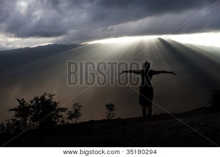 浸泡太阳射线剪影