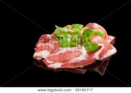 Proscuitto skiver med majs salat isoleret.