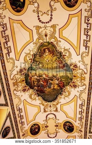 New Orleans, Louisiana, United States - October 6,2019 Risen Jesus Christ Peter With Keys And Discip