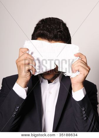 Homem de negócios jovem segurando um papel branco