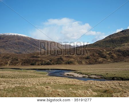 Fluss Affric in Glen Affric, Schottland im FrÃ¼hjahr.