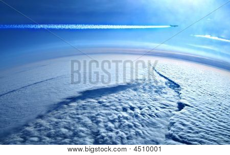 Země seshora mraky - letadlo Contrail