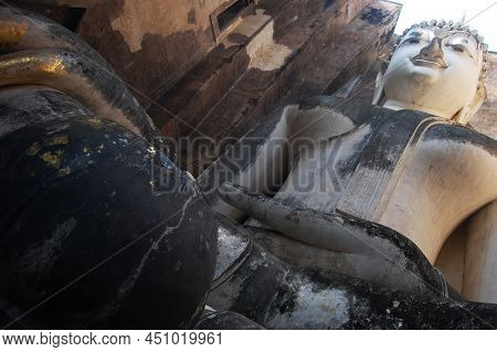 Ancient Architecture And Ruins Building Of Wat Si Chum Temple And Pra Ajana Buddha Statues For Thai