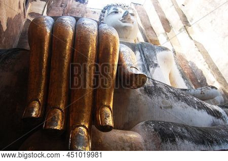 Ancient Architecture And Ruins Building Of Wat Si Chum Temple And Pra Ajana Buddha Statues For Thai