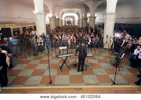 Moszkva - május 19: A közönség és a szintetizátor, mielőtt este koncert akadémiai nagy kórus RSUH és Broa