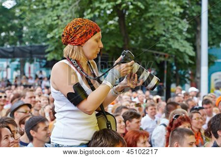 Moskva - JUN 23: Musik fans på konsert Chaif rock-band under VII traditionell festival av levande så