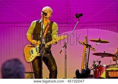 Moskva - JUN 23: Vladimir Shahrin utför på scenen på konsert av Chaif rock-bandet under VII traditi