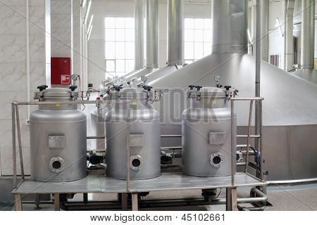 Mosca - 31 maggio: Ciotole con colture starter per la birra e bacini nella fabbrica di Ochakovo, 31 maggio 2012 i