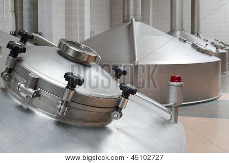 Mosca - 31 maggio: Grande Réservoirs per birra nella fabbrica di Ochakovo, il 31 maggio 2012 a Mosca, in Russia.