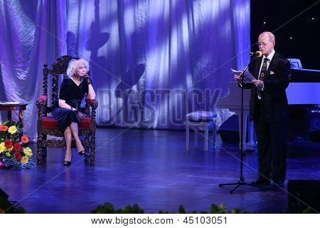 Moskwa - 23 kwietnia: Arkady Arkanov i Svetlana Nemolyaeva w Crystal Turandot Ball, dedykowane do niej
